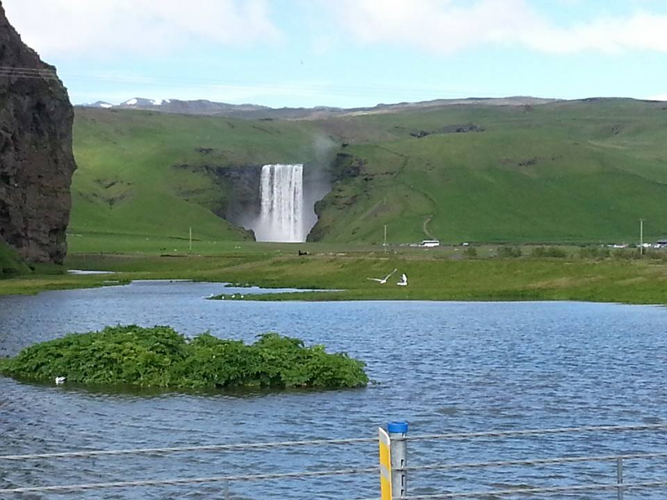 laghetto-cascata-paesaggio-islanda