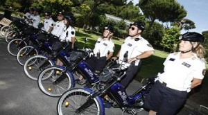 VIGILI, VISCONTI CONSEGNA A GIULIANI 12 BICI ELETTRICHE - FOTO 1