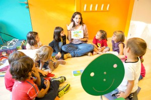 Insegnante Kids & Us con bambini
