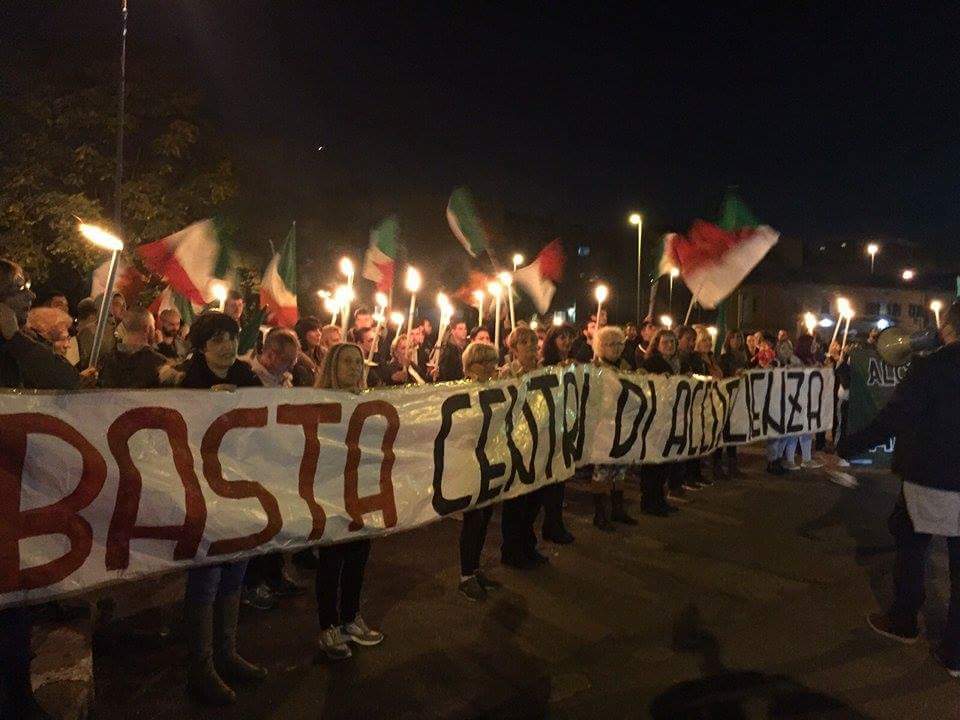 Fiaccolata centro accoglienza via frantoio