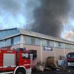 Incendio via Pio Semeghini capannoni pompieri colonna fumo