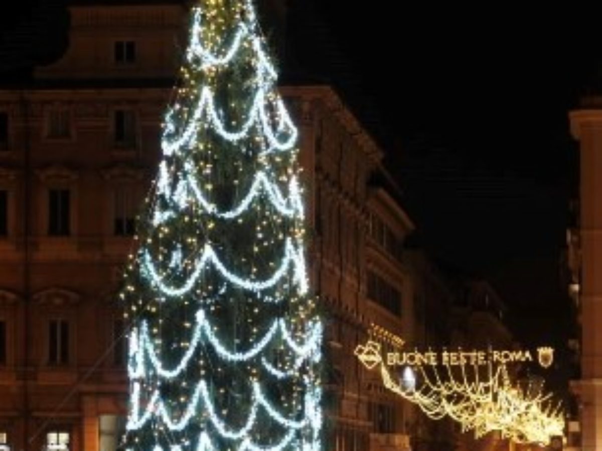 Addobbi Natalizi Roma.Nuovi Addobbi E Luci Arricchiscono L Albero Di Natale In Piazza Venezia