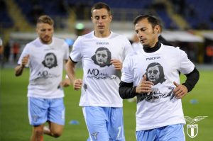 Bologna Lazio riscaldamento con le magliette di Anna Frank