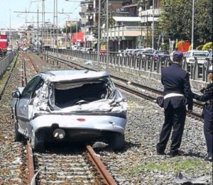Betoniera piomba su auto in via Casilina