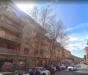 Tre alberi da potare in via dei Platani