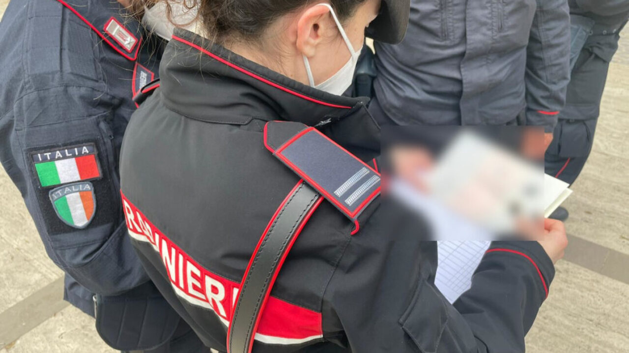 In giro con tirapugni e mazze di ferro: scattano le denunce dei  carabinieri a Buonabitacolo e Polla - Italia2Tv